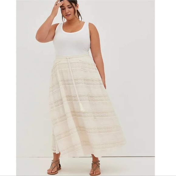 TORRID 5X IVORY LACE MAXI SKIRT